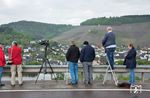 Bei Saarburg warten zahlreiche Fotografen auf die Vorbeifahrt der 03 1010 nach Trier. Auf der Leiter steht der bekannte britische Eisenbahnfotograf Dave Rodgers, rechts daneben seine Ehefrau. (29.04.2018) <i>Foto: Joachim Schmidt</i>