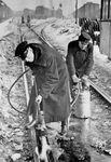 Weichenauftauarbeiten mittels Gasbrenner in Berlin. (22.03.1940) <i>Foto: RVM</i>
