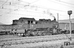 93 784 mit einem Übergabezug nach Mannheim Rbf in Heidelberg Rbf. (04.04.1959) <i>Foto: Helmut Röth *</i>