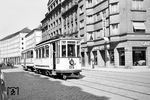 Bis 1960 verkehrte in Straßburg eine elektrische Straßenbahn, die aus der 1878 eröffneten Pferdebahn entstanden war. Neben einem umfangreichen städtischen Netz bestanden mehrere Überlandstrecken. Der Niedergang dieses Straßenbahnbetriebes begann schon in den 1930er Jahren und endete 1960 mit der Stilllegung der letzten Strecken. Heute gilt Straßburg als herausragendes Beispiel für die Renaissance der Straßenbahn. Nach einem langwierigen kommunalpolitischen Entscheidungsprozess wurde die Tram 1994 mit einer urbanen Neugestaltung wiedereingeführt und besitzt heute wieder sechs Straßenbahnlinien auf einem Streckennetz von 41 Kilometern Länge. Hier ist der Vorkriegstriebwagen 155 mit Beiwagen 221 auf der alten Linie 4 in der Rue de la 1ère Armée / Rue Sédillot unterwegs. Heute verkehren genau an dieser Stelle wieder die modernen Niederflur-Trams. (05.04.1959) <i>Foto: Helmut Röth *</i>