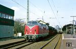 221 106 mit 41 241 und 44 508 fahren als Dsts 80425 durch den Bahnhof Bonn-Beuel. (22.03.1985) <i>Foto: Joachim Bügel</i>