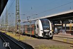 Der "Rhein-Ruhr-Express" (RRX) ist ein geplantes System von beschleunigten Regionalzügen, das in der Rhein-Ruhr-Region als Premiumangebot des Regionalverkehrs mit gehobener Ausstattung zwischen Regional-Express und Fernverkehr angesiedelt sein soll. Angesichts der geplanten Triebwagen, dem Desiro HC (HC für "High Capacity") - hier 462 003 in Dortmund Hbf - kann man sicherlich unterschiedlicher Meinung sein, ob das Ziel mit diesen Zügen tatsächlich erreicht wird. (09.05.2018) <i>Foto: Burkhard Walbersloh</i>