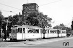 Der 1957 in Dienst gestellte Tw 1579 der VEB Verkehrsbetriebe der Stadt Dresden. Der Zug befindet sich an der Haltestelle Haltestelle "Platz der Einheit". Im Hintergrund das "Verkehrsbetriebe-Hochhaus".  (22.06.1966) <i>Foto: Will A. Reed</i>