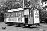 Ein unerkannt gebliebener Tw der Leipziger Verkehrsbetriebe mit Werbung für das DDR Handelsunternehmen »konsument«, dessen Flaggschiff das 1966 umgebaute und von 8000 auf 11.500 m² Verkaufsfläche erweiterte Kaufhaus am Brühl in Leipzig war.  (26.06.1966) <i>Foto: Will A. Reed</i>