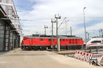 Wegen noch nicht eingeschalteter Fahrleitung wurde der neue 412 016 durch 232 472 vom Bh Oberhausen im ICE-Werk Köln-Nippes zugestellt. (03.05.2018) <i>Foto: Joachim Bügel</i>