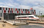 Der neue ICE 4 (412 016) fährt in die viergleisige Werkshalle des neuen ICE-Werkes Köln-Nippes ein. Das Werkstattgelände ist 2,6 km lang und verfügt über eine Gleislänge von mehr als 20 km. Es befindet sich auf dem Gelände des ehemaligen Rangierbahnhofes. Die Halle ist 450 m lang und besitzt vier aufgeständerte Gleise mit je 410 m Nutzlänge. (03.05.2018) <i>Foto: Joachim Bügel</i>