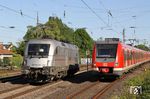 Die einzeln fahrende HUPAC-Lok ES 64 U2-102 (182 602) begegnet in Hilden dem 422 575, der auf der S 1 nach Dortmund unterwegs ist. (07.05.2018) <i>Foto: Wolfgang Bügel</i>