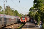 Der umgeleitete THA 4322 nach Paris-Nord begegnet im Bahnhof Hilden der S 1 (Solingen - Dortmund). (07.05.2018) <i>Foto: Wolfgang Bügel</i>