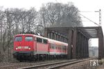 Als DB-Regio noch auf der Linie RB 48 zwischen Köln und Wuppertal unterwegs war, gab es auch "Ersatzzüge" mit Bn-Wagen. Hier passiert 110 435 mit RB 11118 aus Köln die Wupperbrücke bei Opladen. (12.03.2011) <i>Foto: Joachim Bügel</i>