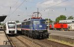 Während in Wuppertal-Oberbarmen 110 469 mit NX-Ersatzzug RB 24428 noch auf die Ausfahrt nach Köln wartet, überholt VT 12.12.09 von Abellio als S 7 nach Solingen sowie im Ferngleis eine MAK G 1206. (11.05.2018) <i>Foto: Wolfgang Bügel</i>