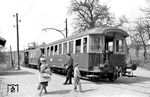 Ein Zug mit ehemaligen Preßburger Wagen in Richtung Eferding beim Zwischenhalt in Straßham. (19.04.1962) <i>Foto: Gerd Wolff</i>