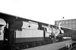 44 174 vom Bw Holzminden ist mit einem Personenzug in Kassel Hbf eingetroffen. Die Lok besitzt noch ihren 2'2' T 32 Tender der Bauart 1925. (02.1960) <i>Foto: Gerhard Moll</i>