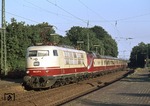 Mit 160 km/h schleppt 103 237 den defekten IC 137 "Toller Bomberg" (Bonn - Hamburg) durch den Bahnhof Brühl, eigentlich eine Planleistung des dahinter hängenden 601/602. (29.06.1976) <i>Foto: Peter Schiffer</i>