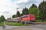 115 198 passiert mit PbZ 2470 (Frankfurt Hbf - Dortmund Bbf) den Bahnübergang Wilzhauser Weg bei Solingen-Ohligs. (16.05.2018) <i>Foto: Joachim Bügel</i>