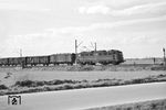 E 40 006 (Bw Offenburg) mit einem internationalen Güterzug (u.a mit einem STEF-Kühlwagen und Transfesa-Wagen) am haltzeigenden Vorsignal von Appenweier. (05.04.1959) <i>Foto: Helmut Röth *</i>