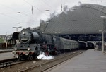 03 2278 verlässt mit einem Personenzug aus Görlitz den Bahnhof Dresden-Neustadt. (10.09.1976) <i>Foto: Peter Schiffer</i>