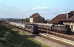 110 297 überholt vor D 385 (Stuttgart - Neapel) einen Personenzug mit 144 043 im Bahnhof Bondorf (zwischen Herrenberg und Eutingen). (11.05.1978) <i>Foto: Peter Schiffer</i>