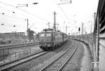 Blick aus dem Zug auf E 10 103 vom Bw Heidelberg, die von der Rheinbrücke kommend mit D 204 (Dortmund - München) nach Mannheim Hbf einfährt. (26.04.1959) <i>Foto: Helmut Röth *</i>