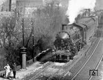 Die bayr. S 3/6 Nr. 3685 (spätere 18 484 vom Bw München I) passiert mit einem Schnellzug eine in Position gestellte Bahnwärterfamilie auf der Geislinger Steige. (1925) <i>Foto: Rudolf Pavel</i>