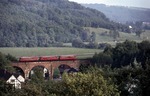 Am letzten Betriebstag der Dieringhausener 798 passiert 798 813 mit zwei Beiwagen das Honrather Viadukt auf dem Weg nach Köln. (26.05.1978) <i>Foto: Peter Schiffer</i>