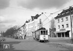 Tw 19 (Bautzen, Baujahr 1924) biegt mit einem Beiwagen in Iserlohn von der Rahmenstraße zum Bahnhof ab. (03.1959) <i>Foto: Reinhard Todt</i>