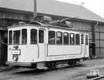 Tw 32 (SIG/Oerlikon, Baujahr 1908) kam 1950 von der Straßenbahn St. Gallener nach Iserlohn. Da er statt über eine Magnetschienenbremse nur über eine Druckluftbremse verfügte, war er nur beschränkt auf den Steigungsstrecken der Iserlohner Kreisbahn einsatzfähig und wurde schon 1957 ausgemustert. (06.1956) <i>Foto: Reinhard Todt</i>