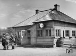Bahnhofsgebäude in traditioneller russischer Holzarchitektur während des Zweiten Weltkriegs irgendwo in der Ukraine. (1943) <i>Foto: RVM (Bandelow)</i>