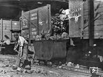 Sogenannte Kohlenlader zerkleinern und verladen Lokkohle in einem Berliner Bahnbetriebswerk. Sie waren angelernte Betriebsarbeiter wie auch Ausschlacker, Rohrbläser, Lokputzer, Feuermänner und Drehscheibenwärter und kümmerten sich großteils rund um die Uhr darum, dass die Dampfloks einsatzbereit waren.  (1935) <i>Foto: RVM</i>