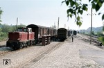 251 903 während Rangierarbeiten im Bahnhof Warthausen auf der 750mm Schmalspurbahn Warthausen - Ochsenhausen, rechts die Normalspurgleise. (18.05.1982) <i>Foto: Peter Schiffer</i>