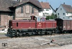 251 903 war eine von drei Schmalspur-Diesellokomotiven (urspr. V 51 901 - 903), die 1964 für die 750mm Schmalspurbahnen in Baden-Württemberg gebaut worden waren. Ursprünglich war sie auf der Bottwarttalbahn (Marbach - Heilbronn) im Einsatz. Nach der Einstellung des dortigen Betriebs gelangte die Lok auf die Schmalspurbahn Warthausen - Ochsenhausen. (18.05.1982) <i>Foto: Peter Schiffer</i>