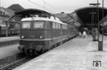 E 10 135 (Bw Frankfurt/M-1) vor einem Schnellzug in Darmstadt Hbf. (1962) <i>Foto: Robin Fell</i>