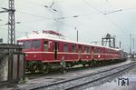 Die Deutsche Bundesbahn hatte vier Triebzüge im Bestand, die teilweise von der Berliner S-Bahn Berlin und der Peenemünder Werkbahn stammten. Sie wurden zunächst als Gleichstromzüge auf der Isartalbahn eingesetzt und 1956/57 für Wechselstrombetrieb mit 15 kV / 16 2/3 Hz umgebaut. Jede dieser Einheiten bestand aus einem Triebwagen und einem kurzgekuppelten Steuerwagen. Die beiden Viertelzüge ET/ES 182 11 und 12 (späterer ET 26 001) fertigte die Firma Wegmann in Kassel im Jahr 1949 aus vier angearbeiteten Beiwagen-Untergestellen der Berliner Bauart 1941 (EB 167 212–283, teilgeliefert 1943 bis 1944), die wegen der Zerstörung Kassels nicht vollständig ausgeliefert worden waren. Der Umbau zum Wechselstromtriebwagen ET 26 001 erfolgte ebenfalls bei Wegmann in Kassel, die Abnahme war am 8. Juli 1957. Die Aufnahme entstand vermutlich im Bw Regensburg. (1968) <i>Foto: Robin Fell</i>