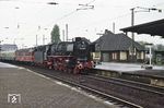 Im Mai 1975 fanden zahlreiche Abschiedsfahrten der Baureihe 012 statt. Einen Sonderzug von Dortmund nach Lüttich zog 012 055, der hier im Bahnhof Neuss eintrifft. (03.05.1975) <i>Foto: Kurt Reimelt</i>