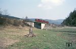 Eine Schienenbuseinheit nahe der Innerstetalsperre vor Lauthental. (04.1975) <i>Foto: Reinhard Todt</i>