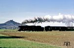 Am Ostersonntag 1985 war auf der Hohenzollerischen Landesbahn (HZL) die zur Eurovapor (Europäische Vereinigung zur Erhaltung von Dampflokomotiven) gehörende 23 058 mit dem alten Rheingoldzug vor der Kulisse der Zollernburg unterwegs. (07.04.1985) <i>Foto: Wolfgang Bügel</i>