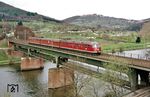 456 402 überquert auf dem Weg nach Heidelberg den Neckar bei Neckarsteinach. (08.04.1985) <i>Foto: Wolfgang Bügel</i>