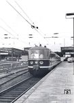 In den 1950er Jahren musste die DB beim Aufbau eines neuen Schnellverkehrsnetzes noch auf einige Triebzüge aus der Vorkriegszeit zurückgreifen. Es gab verschiedene Bauarten ("Hamburg", "Köln", "Leipzig"), die sich äußerlich ähnelten und sich im wesentlichen in der Kapazität der Sitzplätze unterschieden. Im Bild einer der ehemaligen SVT 137 Bauart "Köln", deren Exemplare bei der DB als VT 06.1 eingereiht wurden. Anfangs waren die Züge noch mit einem hellblau/taubengrauen-Outfit unterwegs, später wurden sie auf das üblich DB-Rot umlackiert. Einige Züge fuhren im Mehrfachverbund, auch zusammen mit den neuen VT 08.5. Eingesetzt wurden sie u.a. in der legendären “Rheinblitz-Gruppe” (zwischen Köln und Mainz als Vierereinheiten). (1957) <i>Foto: Ernst Winter</i>