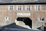 Eingangsbereich des alten Bahnhofs in Mainz-Weisenau. Der Bahnhof wurde 1995 aufgelassen, das Gebäude abgerissen.  (23.02.1974) <i>Foto: Oskar Bär</i>