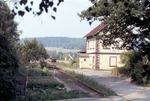 Gleisanlagen und Empfangsgebäude des Bahnhofs Lohrbach an der stillgelegten Schmalspurbahn Mosbach - Mudau. (08.09.1973) <i>Foto: Oskar Bär</i>