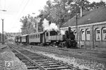Lok 5s fährt mit einem Personenzug in Ettlingen Stadt ein. (03.05.1959) <i>Foto: Helmut Röth *</i>