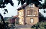 Empfangsgebäude des Bahnhofs Laudenberg an der stillgelegten Schmalspurbahn Mosbach - Mudau. Für den alten G 10-Bahnhofsawagen hatte man anderweitig wohl auch keine Verwendung mehr. (08.09.1973) <i>Foto: Oskar Bär</i>