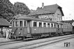 Was eher wie ein Museumsfahrzeug aussieht, war nach fast 50 Jahren bei der AVG immer noch im Planeinsatz. Tw 3 und 7 (beide Baujahre 1910) im Bahnhof Ettlingen Stadt. (03.05.1959) <i>Foto: Helmut Röth *</i>