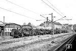 Blick aus dem vorbeifahrenden Zug auf die z-gestellten Loks des Bw Worms, u.a. 74 460, 74 433, 89 7308 und 50 091. (07.05.1959) <i>Foto: Helmut Röth *</i>