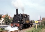 Neben ihren Schwestermaschinen "BRUCHHAUSEN", "HOYA", "ILSEN" und "ASENDORF" wurde die Lok "SYKE" im Jahre 1900 bei der Kleinbahn Hoya-Syke-Asendorf (HSA) fabrikneu in Dienst gestellt. 58 Jahre später rangiert sie als HSA 31 am Ortseingang ihres namensgebenden Ortes von Syke. (30.08.1958) <i>Foto: Brian Bittner</i>