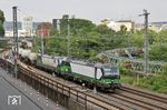 193 721 und 193 233 der European Locomotive Leasing (Wien) mit einem Sondergüterzug in Wuppertal-Elberfeld. (25.05.2018) <i>Foto: Wolfgang Bügel</i>