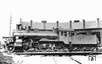 Nach dem Erfolg der S 5² bei den Preußischen Staatseisenbahnen beschaffte auch die Lübeck-Büchener Eisenbahn (LBE) Lokomotiven dieses Typs für den Schnellzugverkehr. In den Jahren von 1907 bis 1910 wurden insgesamt sieben Lokomotiven gebaut, die aber im Gegensatz zu den preußischen S 5² einen kleineren, dreiachsigen Tender besaßen. Nachdem die ersten sechs Loks bereits bis 1931 ausgemustert waren, wurde die letzte Lok der Serie 1938 von der Reichsbahn übernommen und in 13 001 (Zweitbesetzung) umgezeichtet. Das Bild zeigt die Lok 3'' auf der geländerlosen Drehscheibe im Bw Hamburg B, das auch LBE-Lokomotiven beherbergte. Drei Jahre später war sie ausgemustert.  (1927) <i>Foto: DLA Darmstadt (Hubert)</i>