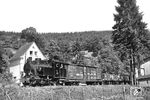 Lok 22 (Jung 1930) der Kreis-Altenaer-Eisenbahnbahn (KAE) mit einem Güterzug bei Nieder-Brüninghaus. (18.08.1959) <i>Foto: Carl Bellingrodt</i>