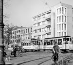 Tw 498 mit Bw 687 der Düsseldorfer Straßenbahnen in der Graf-Adolf-Straße nahe des Hauptbahnhofs. (1958) <i>Foto: Joachim Stichnoth</i>