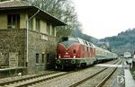 221 109 fährt mit D 15136 aus Kyllburg und wird anschließend im gleichnamigen Tunnel entschwinden. (15.04.1985) <i>Foto: Joachim Bügel</i>