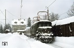 144 035 im Bahnhof Oberammergau auf der 24 km langen Stichbahn Murnau - Oberammergau, die in Murnau von der Hauptstrecke München – Garmisch-Partenkirchen abzweigt. (20.02.1978) <i>Foto: K.D. Hensel</i>